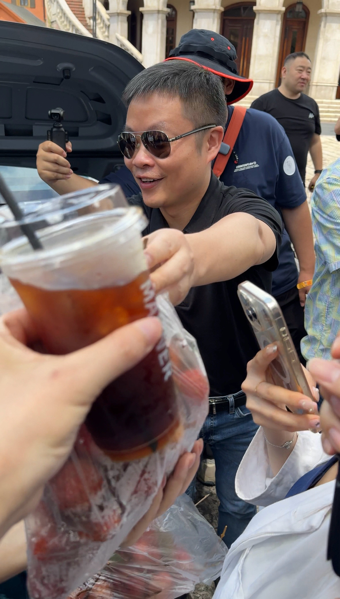 我宣布！今天最幸福的人是亲手从手中接过荔枝！还见到了老师！太亲切！太帅了！何小鹏