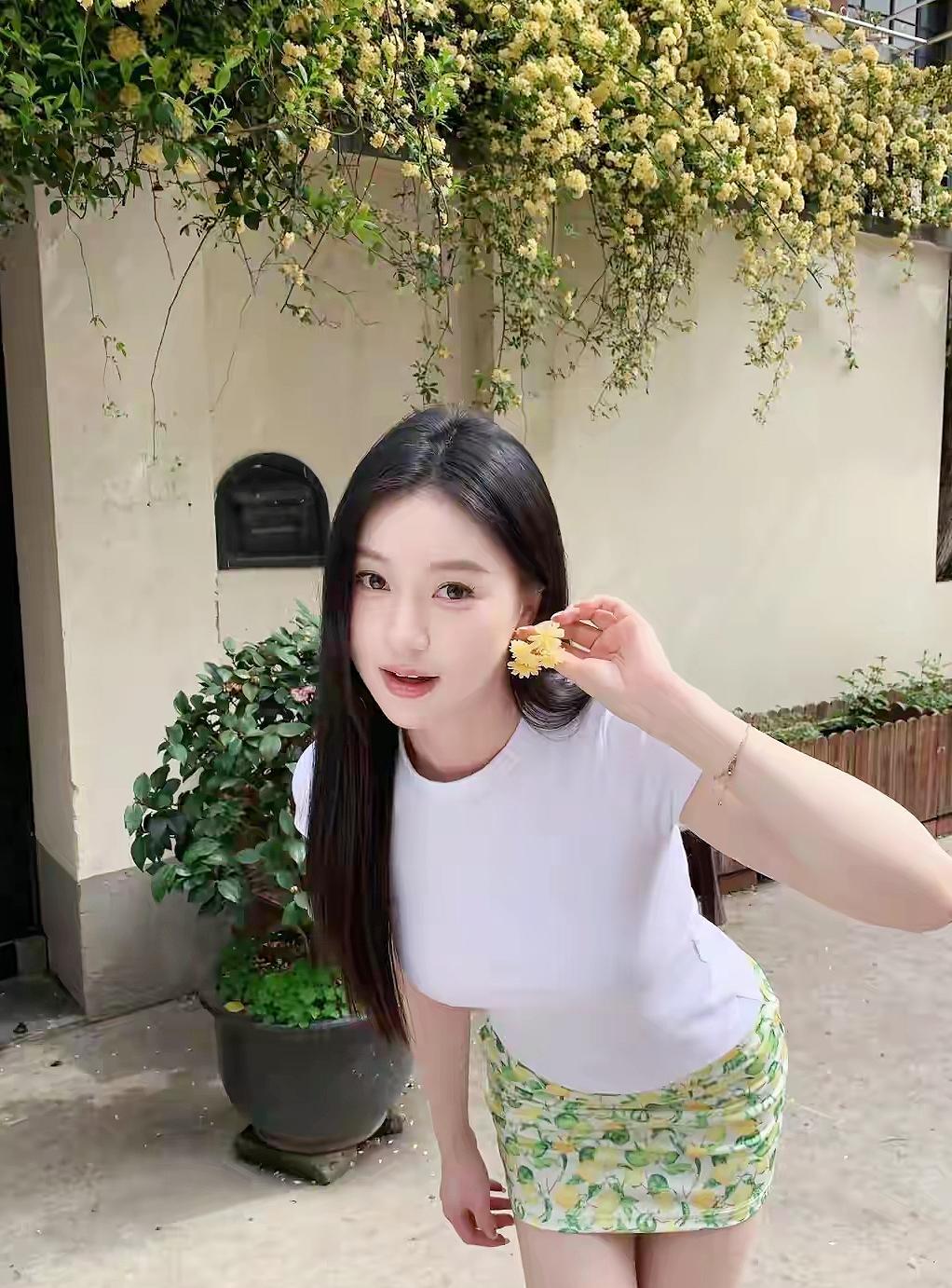 上联：黄花垂瀑，一帘春色迷芳径下联：白衫衬裙，几许娇姿醉雅园横批：春韵佳人