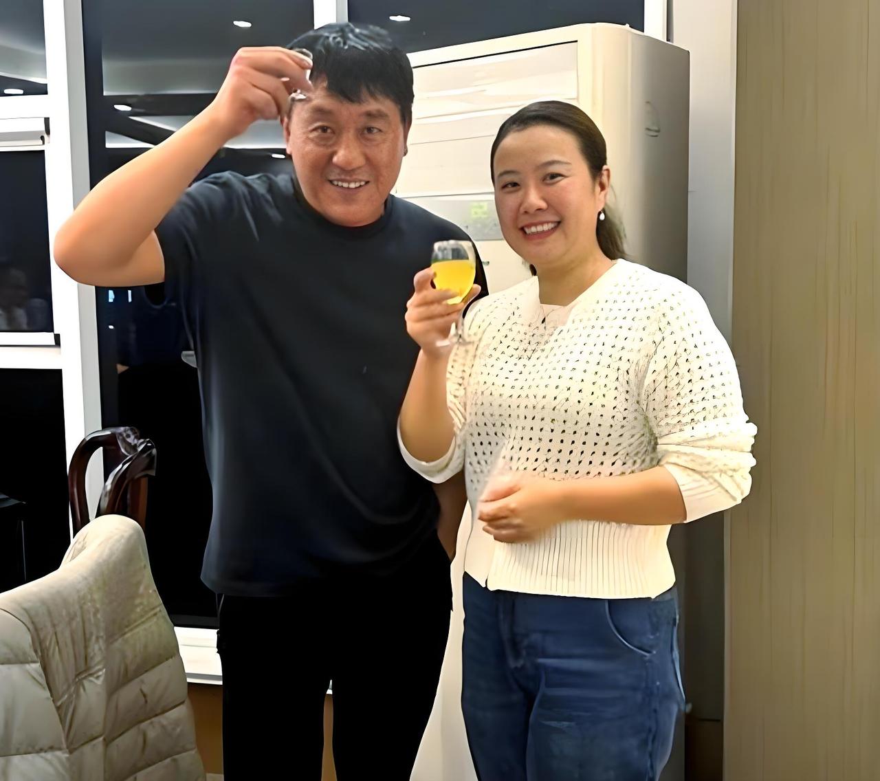 1997年，北京的胡同里，槐树正茂，自行车铃和吆喝声交织。何冰刚拍完《甲方乙方》