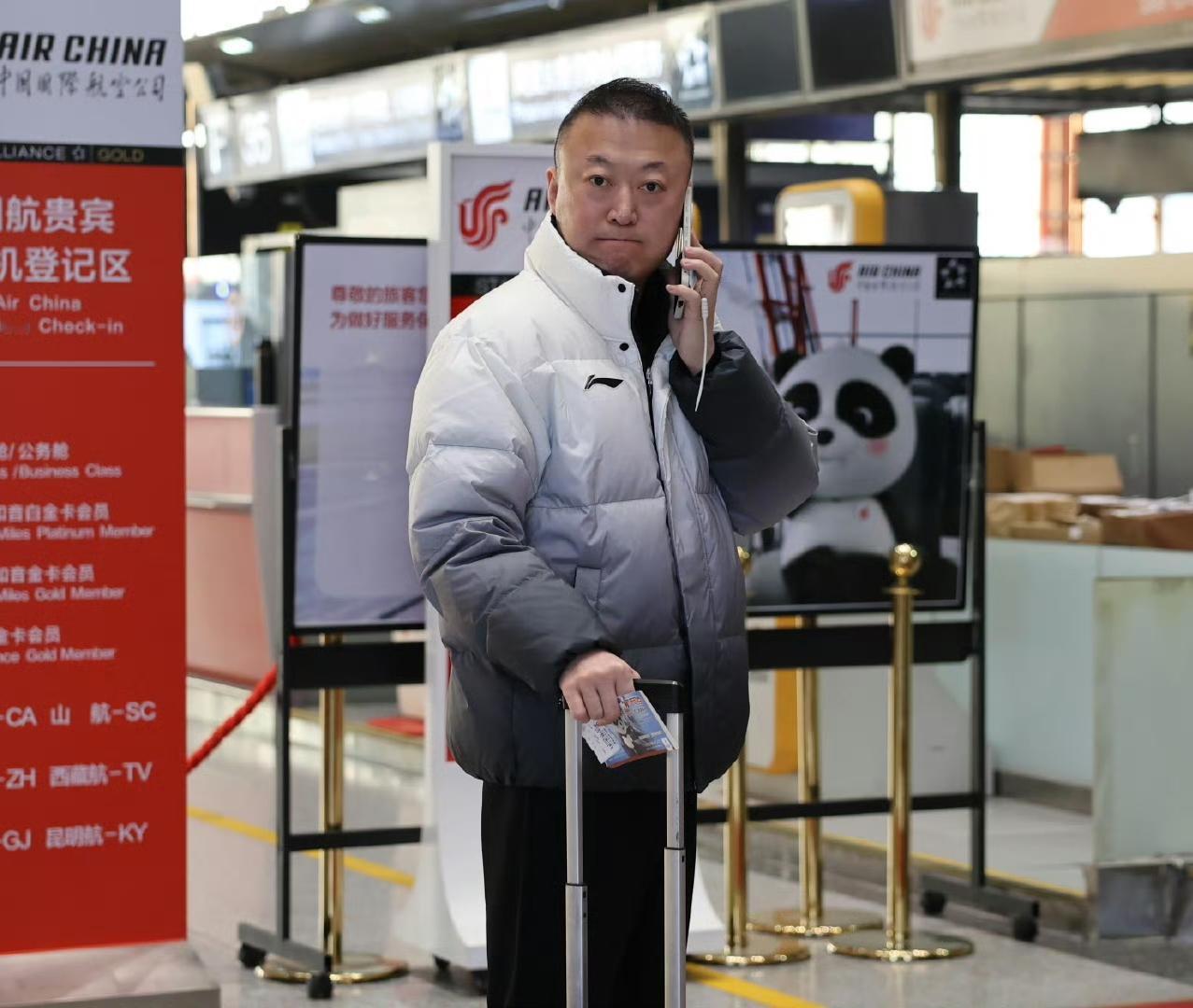 那个乒乓球迷又想念又埋怨的男人终于回归了！国乒女队主教练马琳今日与国乒团队一起现