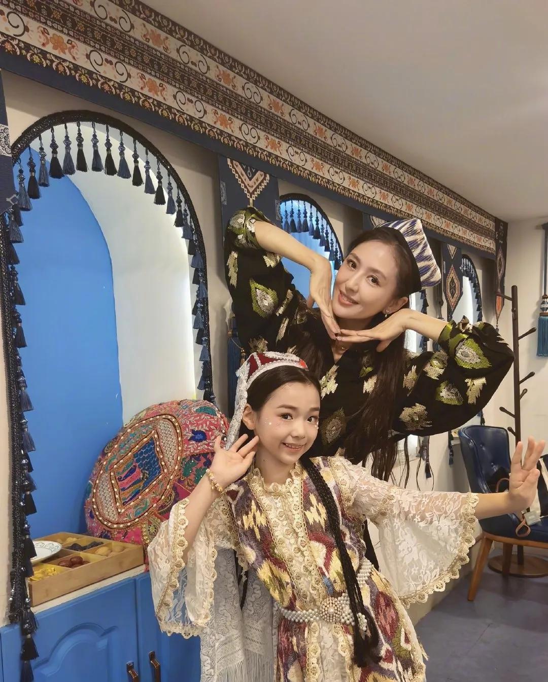 董璇度蜜月带多个闺蜜和女儿，满脸红润太开心，灰色裙装显好身材🎉董璇这波新疆