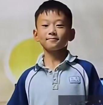陕西一神童，看视频自学半年，踢出了“标准”的正步，但有当过兵的网友评价……