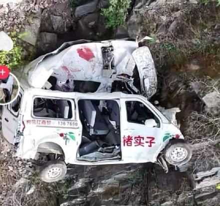 新乡南太行面包车坠崖，两条命没了。全网都在骂“为什么不装护栏”，但事实真相，跟你