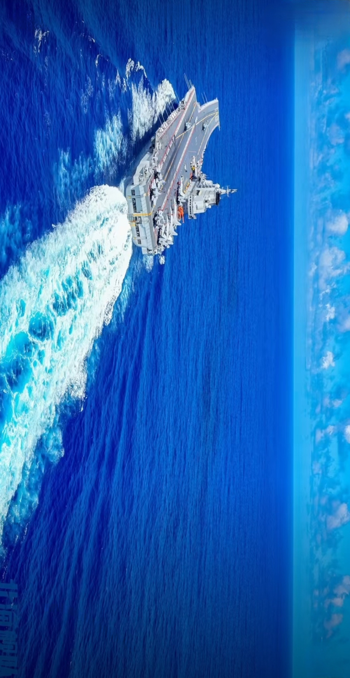 辽宁舰西太平洋写真来了大国重器，气势如虹！辽宁舰西太平洋写真来了，碧海蓝天间，辽