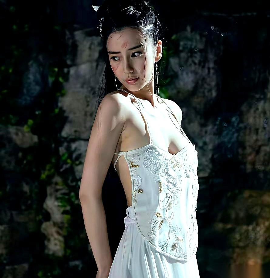 Angelababy那个封神的肚兜造型，又被刷到了。但没几个人知道，拍那场戏的