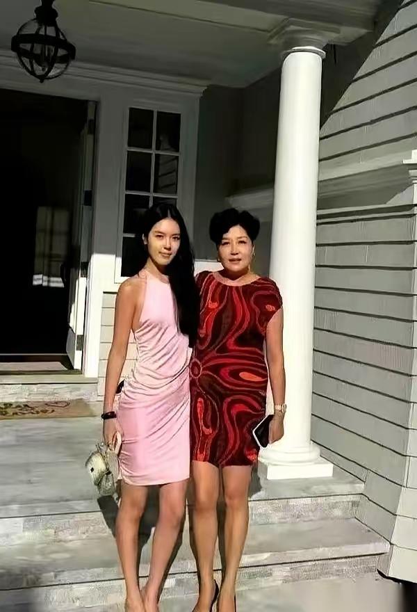 哈文发的这张照片太温馨啦！画面里她和女儿法图麦在美国的家里准备出门。法图麦都长成