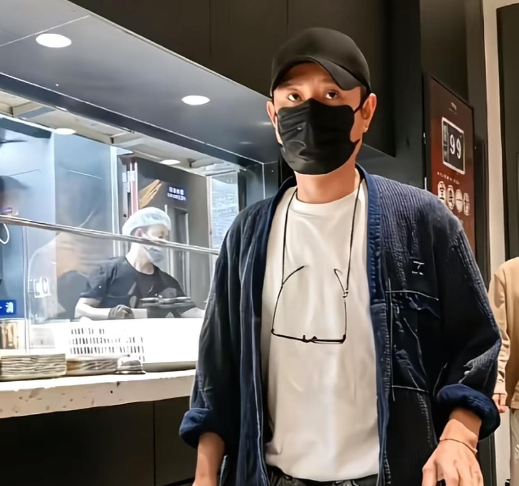 谁能想到，当年霸屏80后、90后青春的内娱顶流男星，在上海滩开个饭店，偌大的娱乐