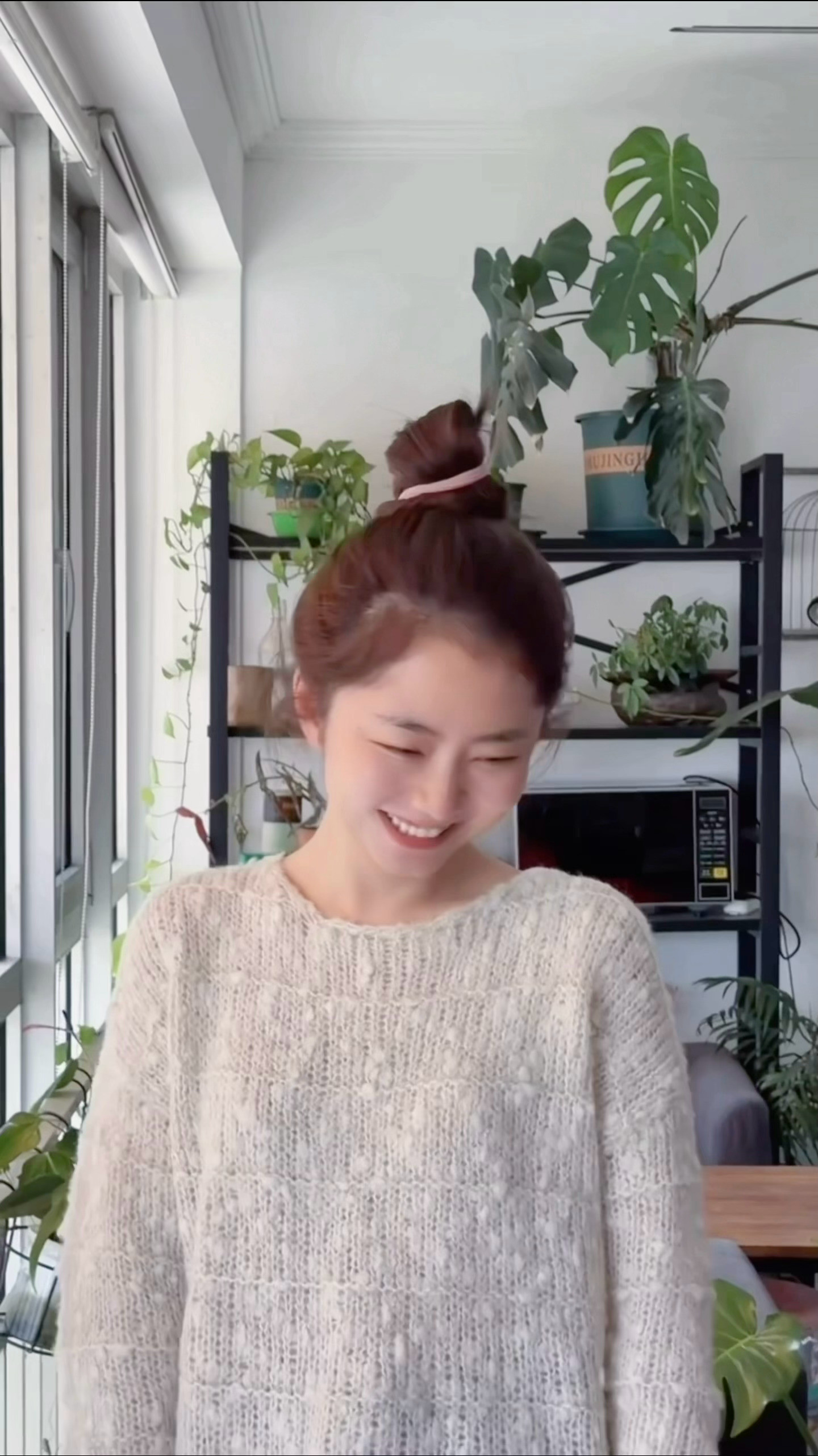 谭松韵🪴两小姐‘sPostcard当代人拍照belike：一拍照那俩手指