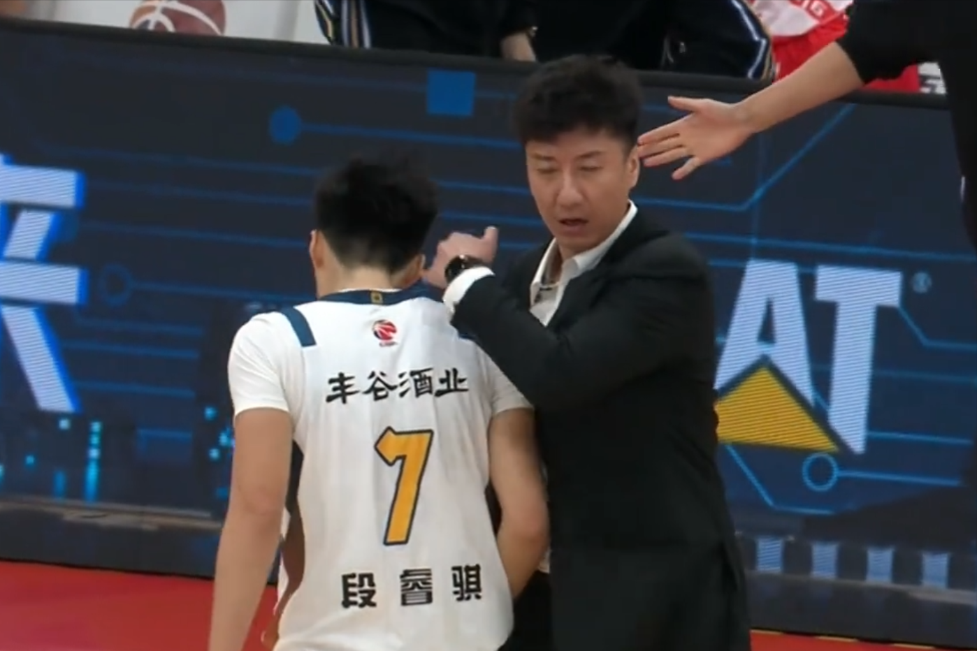 CBA：山东队3外援半场落后全华班，国手全场2分，06年小将18分