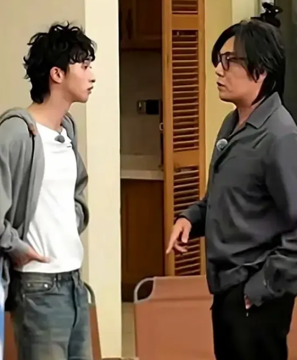 秦昊被问孩子张嘴就说仨，把伊能静和庾澄庆生的恩利算进去。庾澄庆被问孩子只报现任