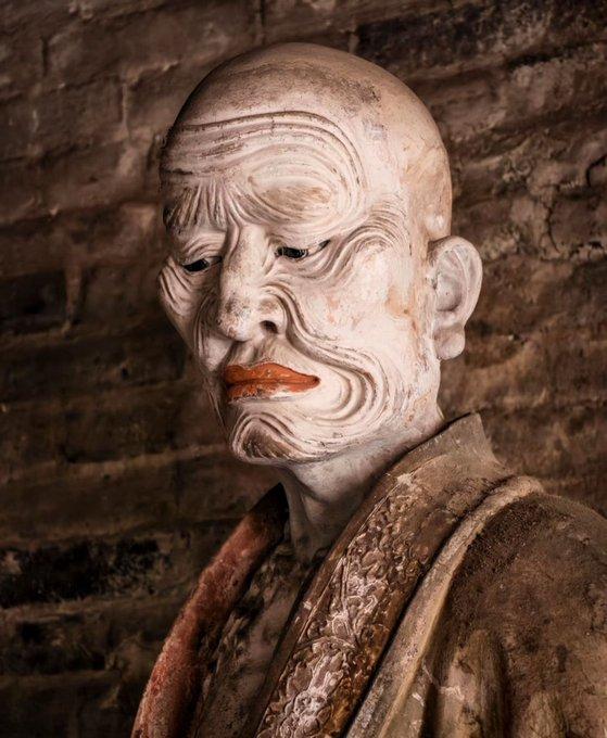 山西长治崇庆寺三大士殿北宋彩塑持蟾罗汉。这是我目前看到的艺术水准最高的一尊彩塑。