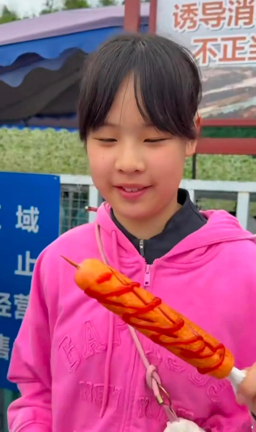 主持人关凌五一假期带着老公孩子去都江堰旅游，直呼人山人海到处都是人。在都江堰景区