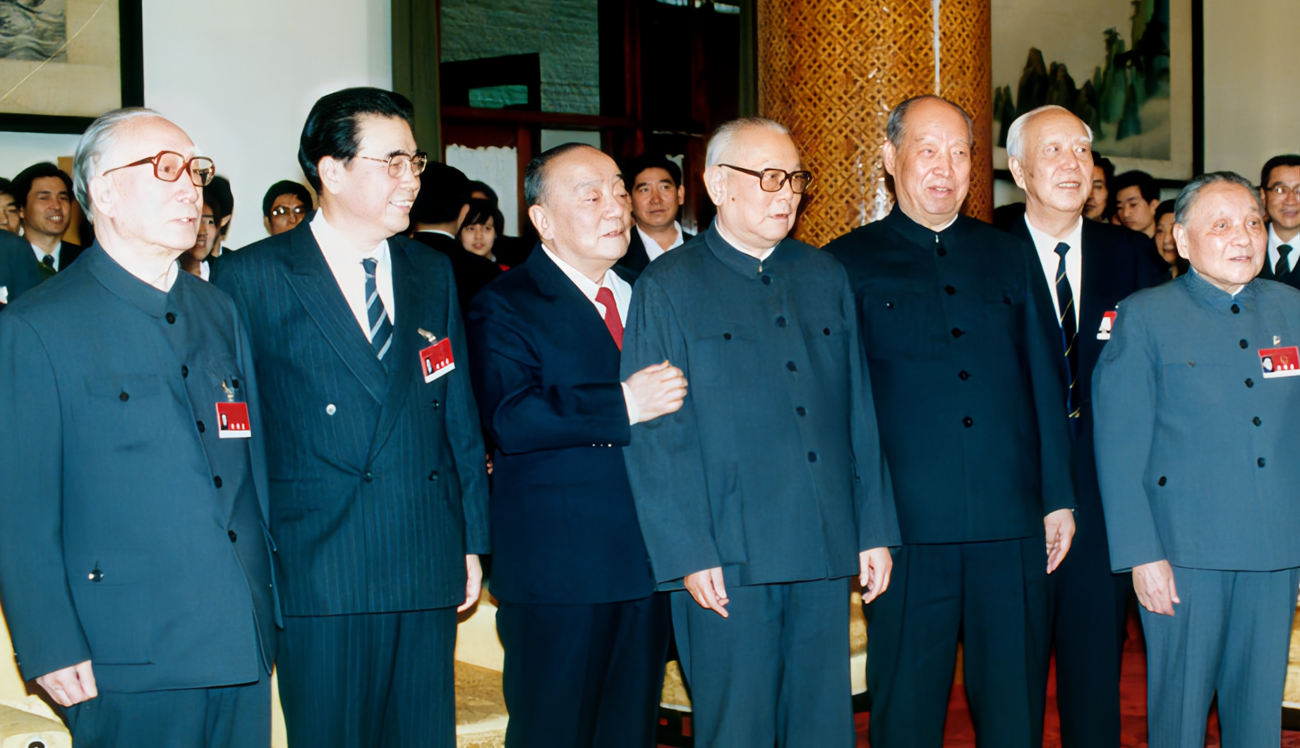 1988年全国人大会议闭幕，邓小平和中央领导们合影。合影七人中，只有李鹏最年轻，