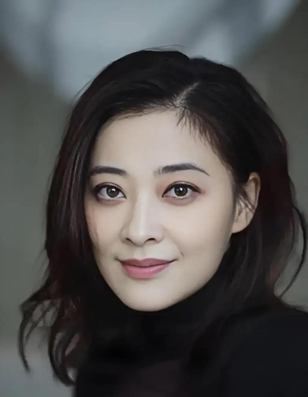 演员梅婷说：我的家庭很特殊，有我爸妈，我公公婆婆，我老公，两个孩子，还有两个保姆