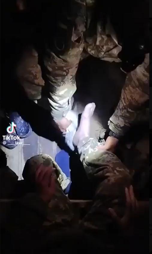 这位士兵名叫谢尔盖。他的心智只有五岁左右，连靴子都穿不上，鞋带也系不上。然而，根
