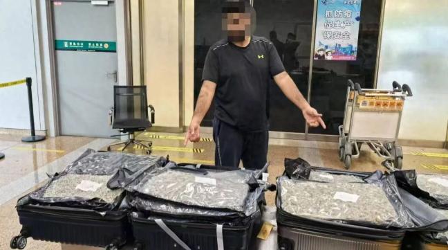 “借道也不行！”北京，两名外籍人员乘飞机中转前往第三国，海关在托运行李中查获70