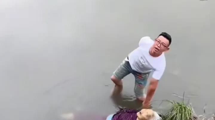 这年头好人真的不多了，贵州一老人不知道什么原因掉进河里，被拉上河边只见她嘴巴张开