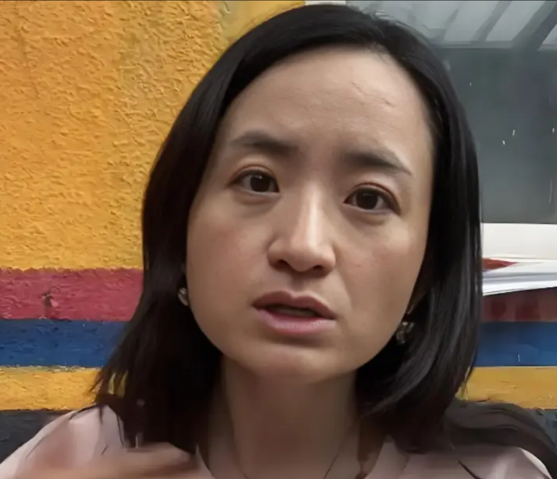“80万彩礼，少一分免谈！”浙江相亲角，38岁硕士女李梅举牌瞬间引爆全场。她一身