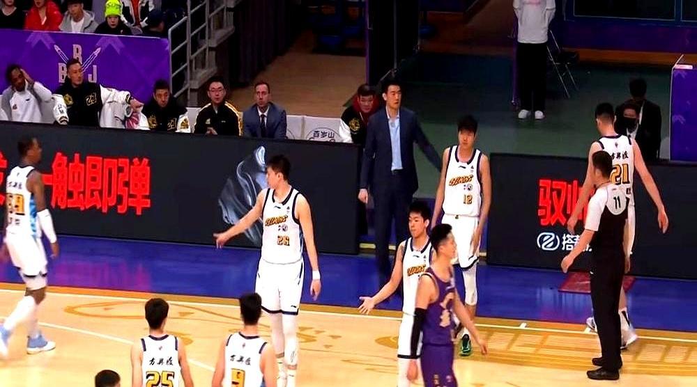 16胜2负，榜首赢麻了昨晚90-75再灭青岛，七连胜顺手揣兜。新来的观众只