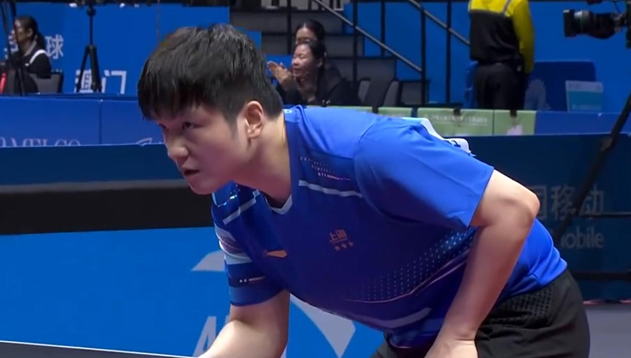 一个球看出来了，东哥打周雨没出全力。周雨一个擦网，按照以往东哥的习惯，就会