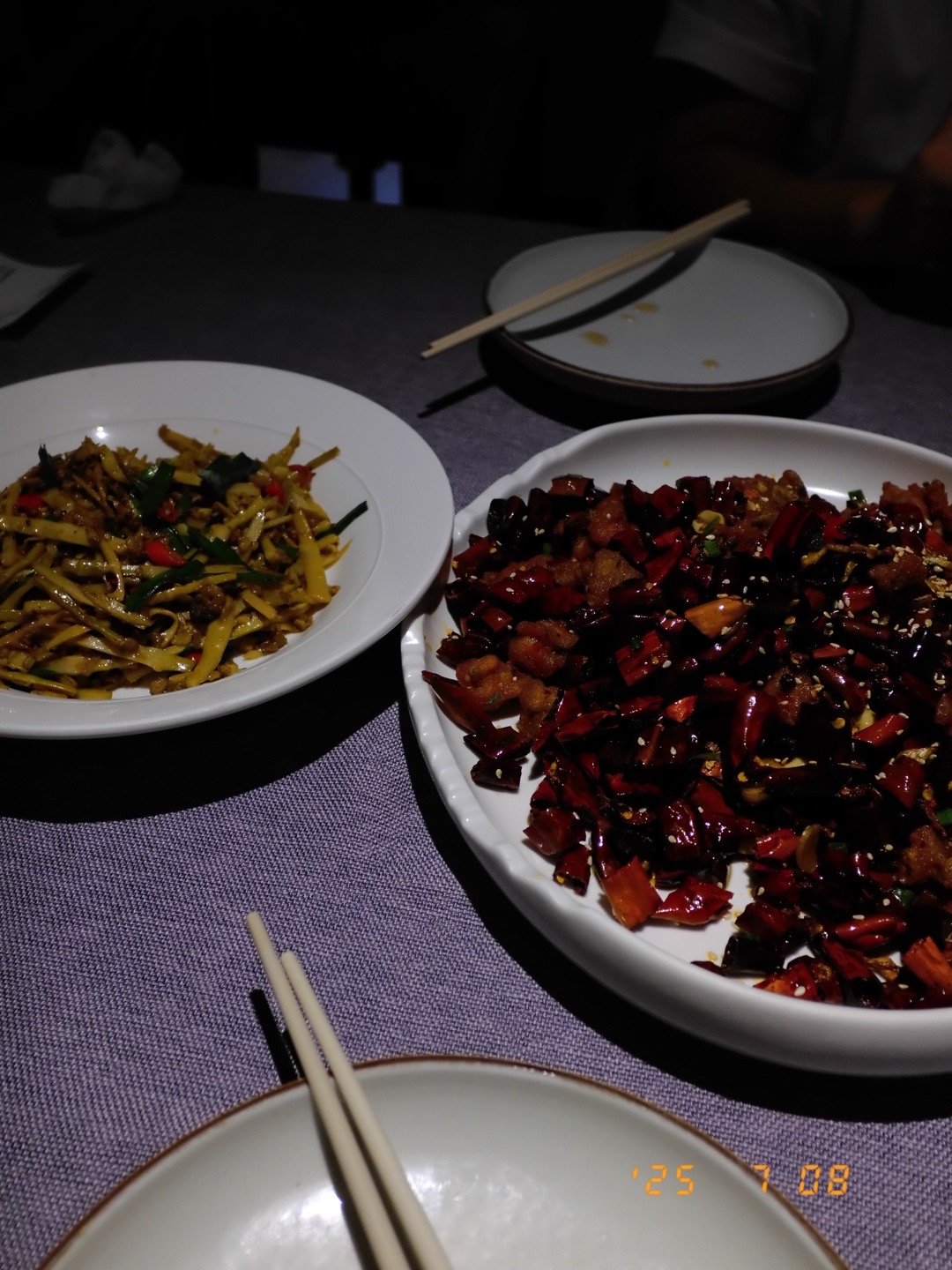 天气热的时候，干饭就得吹猛空调​​​