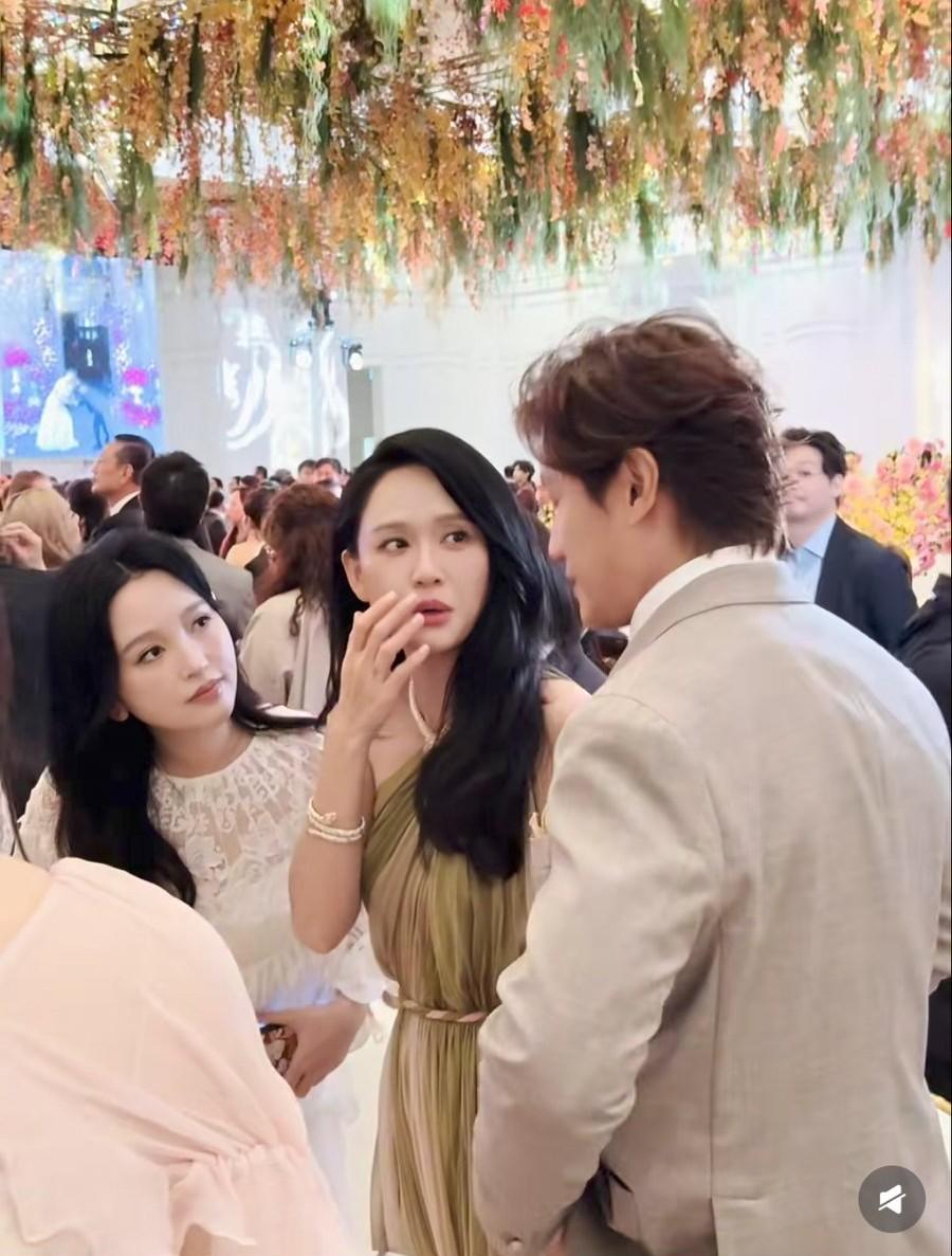 9月28日，奚梦瑶何猷君的婚礼答谢宴在澳门举办，来的明星不多，何超欣打扮性感反倒