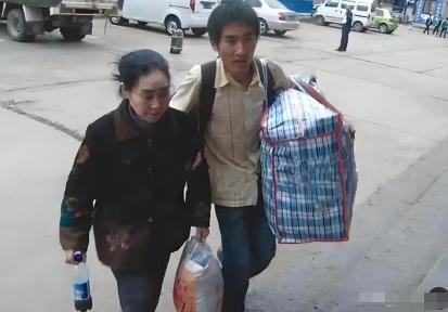 2008年，山东临沂，一名22岁来自贵州山区的大一新生，背着患精神病的母亲，跨越