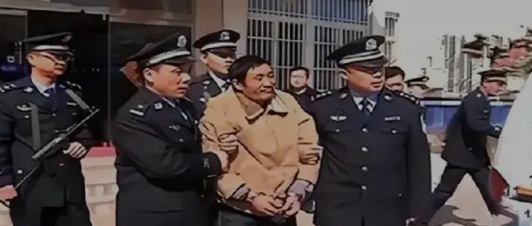 1998年，山东枣庄东鲁村王姓母女三人惨遭毒手，现场惨不忍睹，仅留有残缺指纹和部