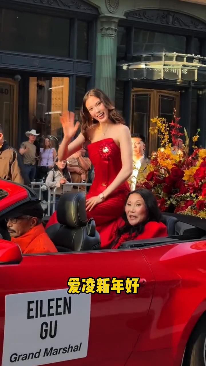 谷爱凌暖心回应中国新年游行。美丽自信又大方，红色抹胸长裙好美，笑容好甜好治愈，