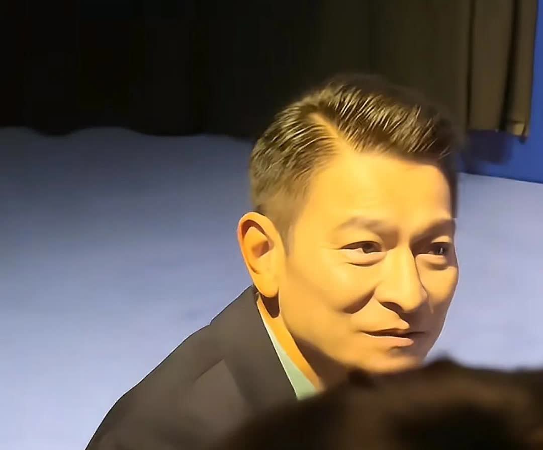 刘德华能够长红是有原因的，一个细节让大家更加喜欢他！最近，他在线下参加一