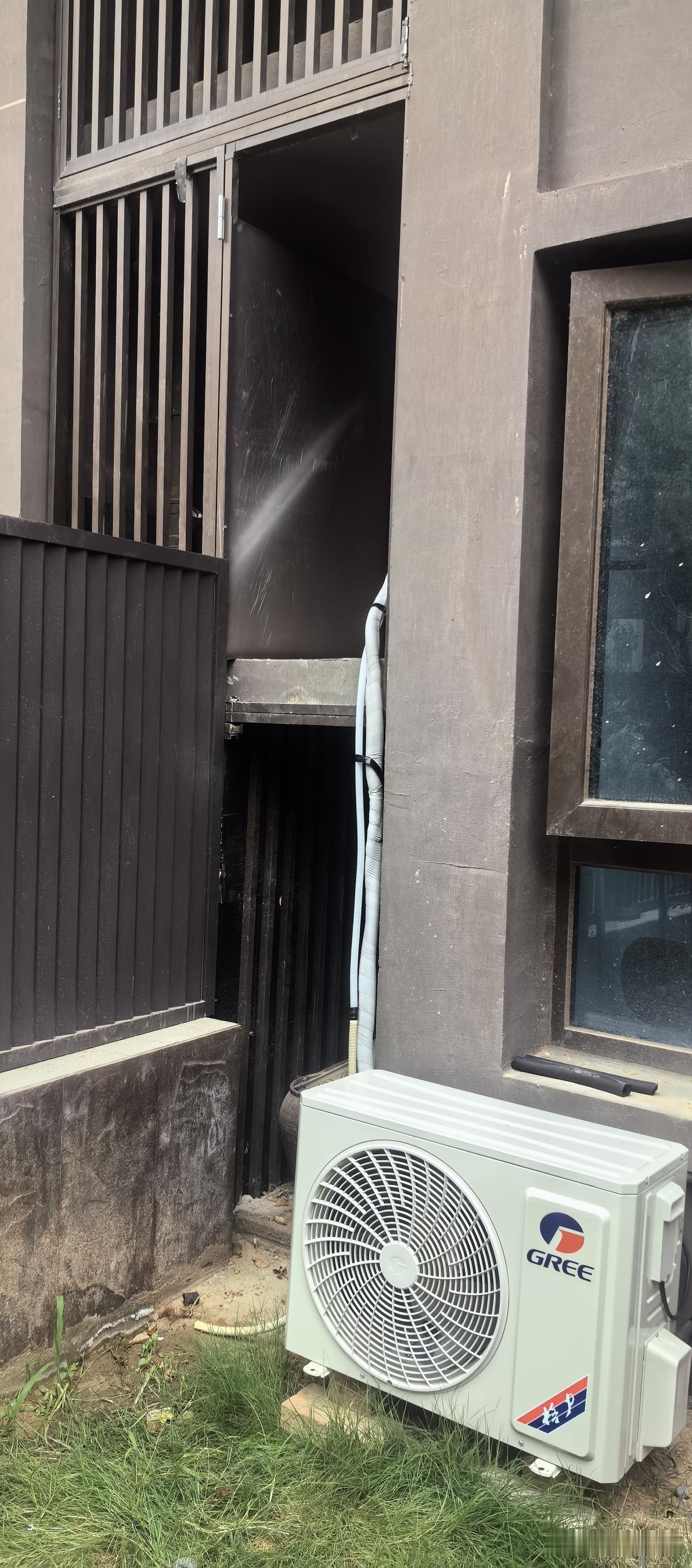 格力售后说：“姐，你这邻居咋能这样？装这么多空调，没见过这样的。你去告他，一告就
