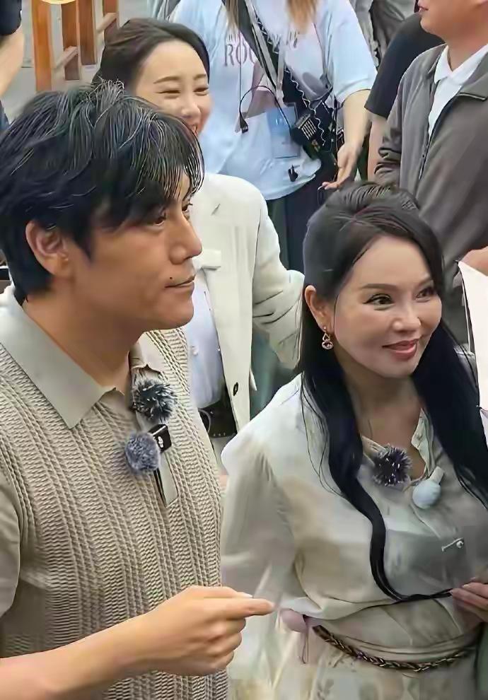 50多岁的伊能静这状态真的很真实，看起来是比普通的同龄要年轻很多！两口子结婚很