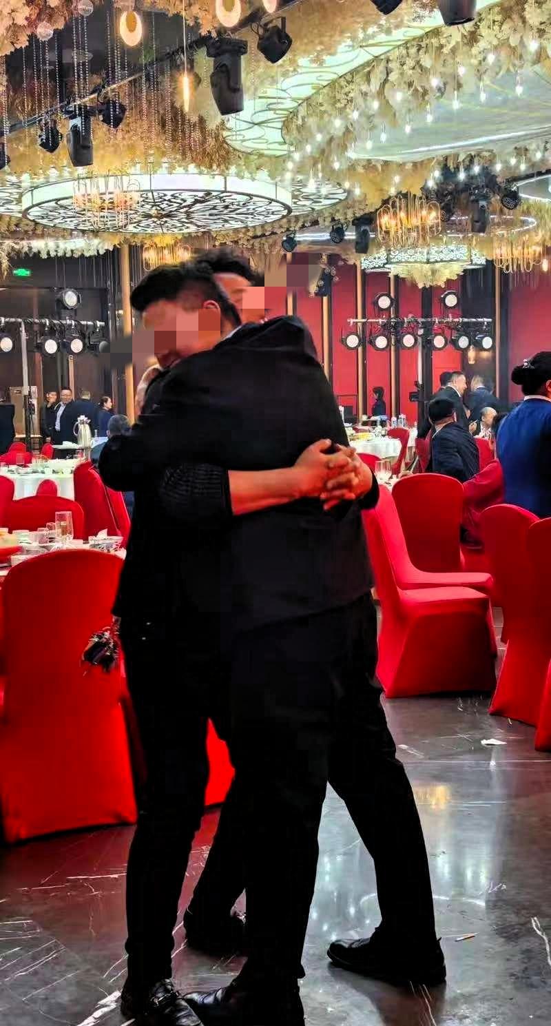 一个男的年轻时候捐过不少次精子，后来结婚生了个儿子。儿子赵小军在餐馆打工，常客