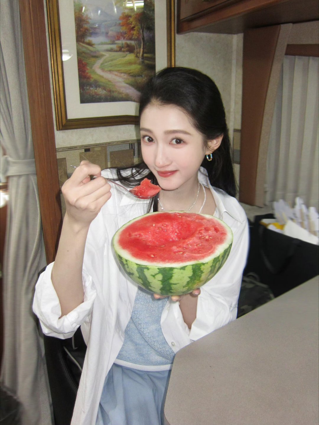 关晓彤状态丝毫没被影响哈哈那是当然的一个老戏骨怎么可能会被影响到吗让我们期