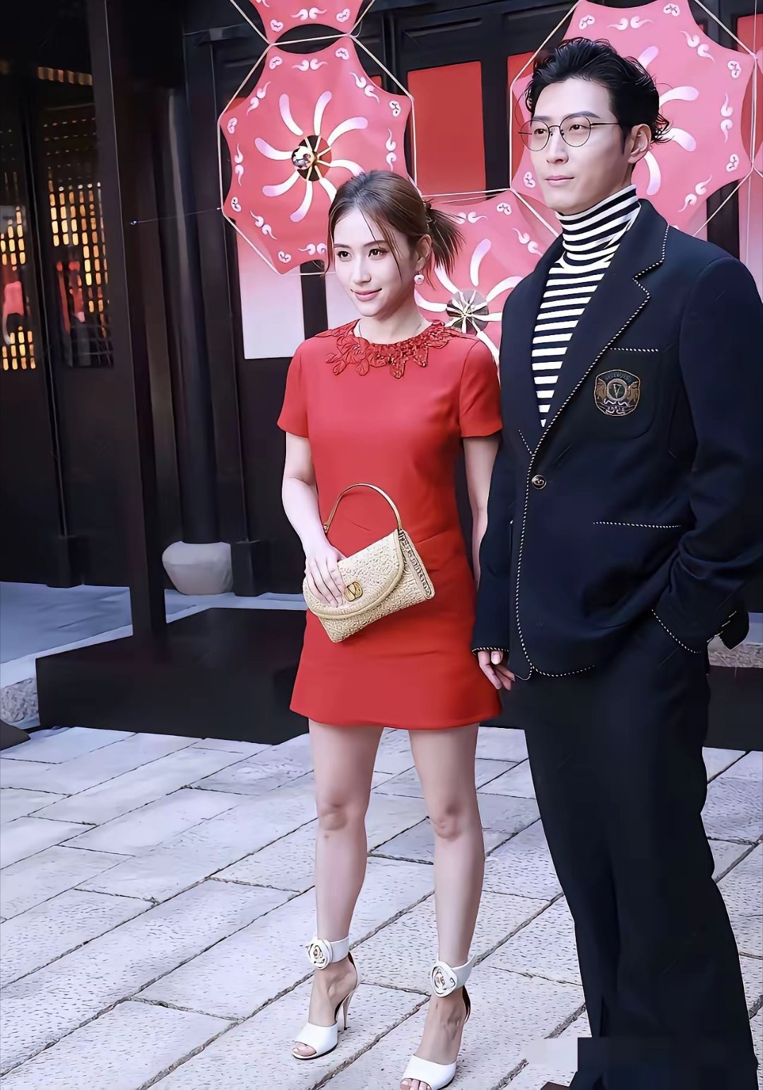 万万没想到啊！电视里看着身材那么好的女神，现实中竟然是这么小小只！太小鸟依人了吧