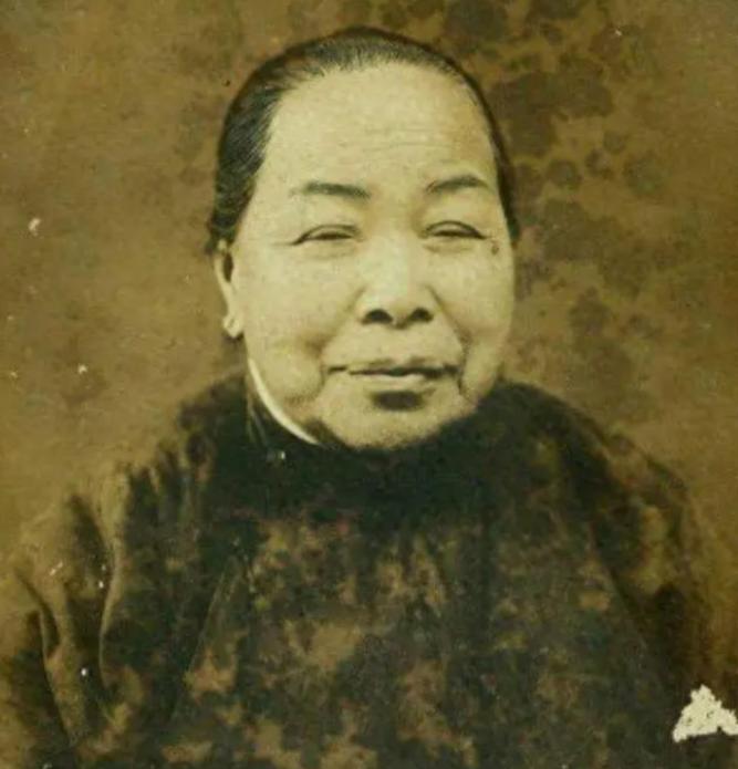 她是被蒋介石牵挂了一生的女人，1965年，周总理把她秘密送往台湾，蒋介石和宋美龄
