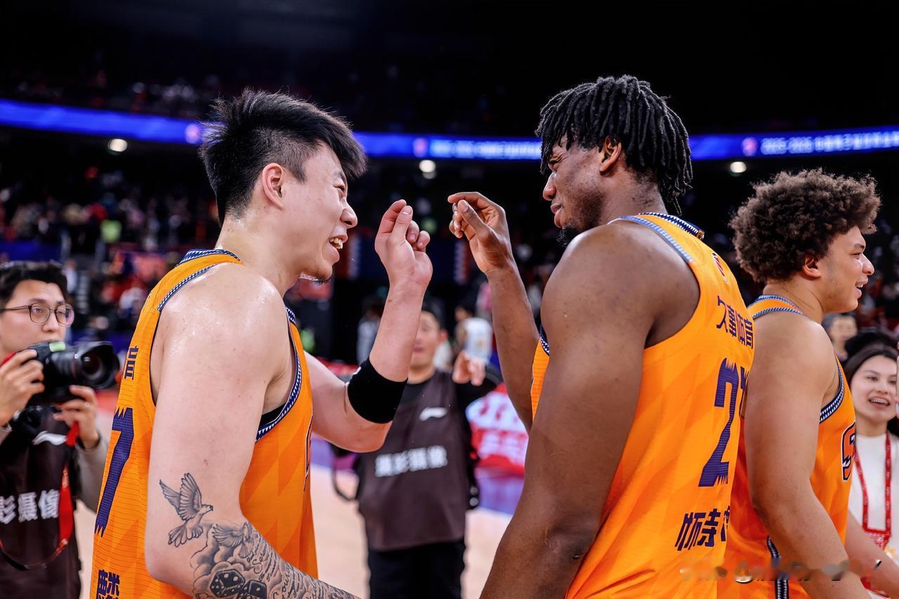 这下可好了，不只是广东主场球迷知道了，连全国球迷都知道了，原来广东男篮和上