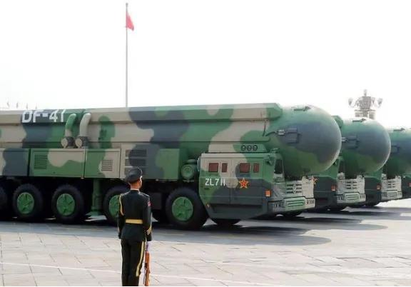 中国核弹头产量暴增，发射井遍地开花？西方舆论，已经炸锅。外媒疯传，中国核弹头生产