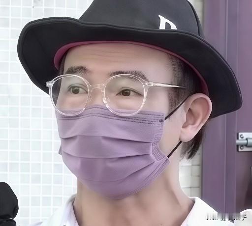 梅艳芳大哥前些年被母亲断绝关系，如今听闻老母亲离世，他愤懑地赶到医院，声称要找侄