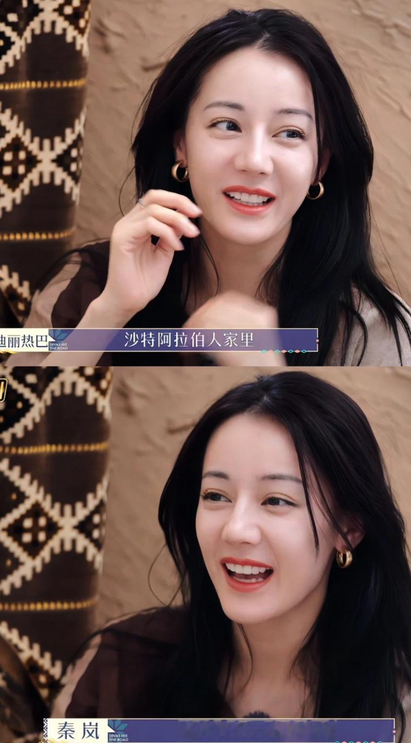 上节目素成这样，一款耳环从头戴到尾热巴从第一期戴到最后一期，一款耳环搭配了春夏秋