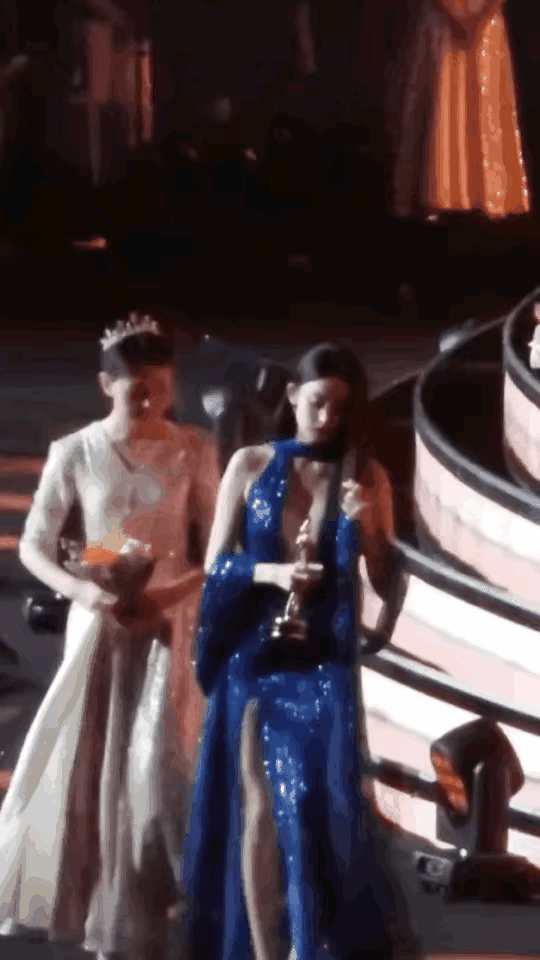 谁能不爱呀明星活动现场古力娜扎这身装扮太美了！！！