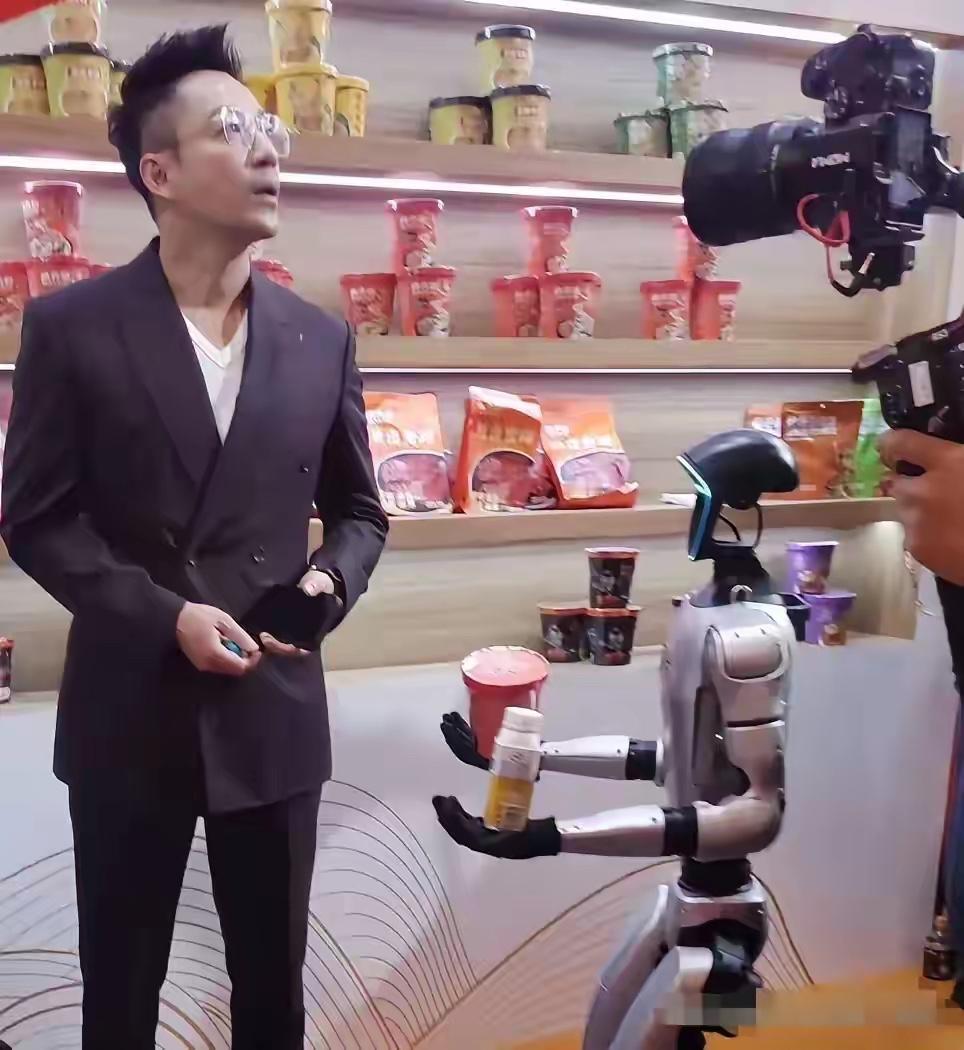 小菲一家人那么卖力的做直播，说明什么问题，直播真的赚钱，把麻六记带出了热度。让大