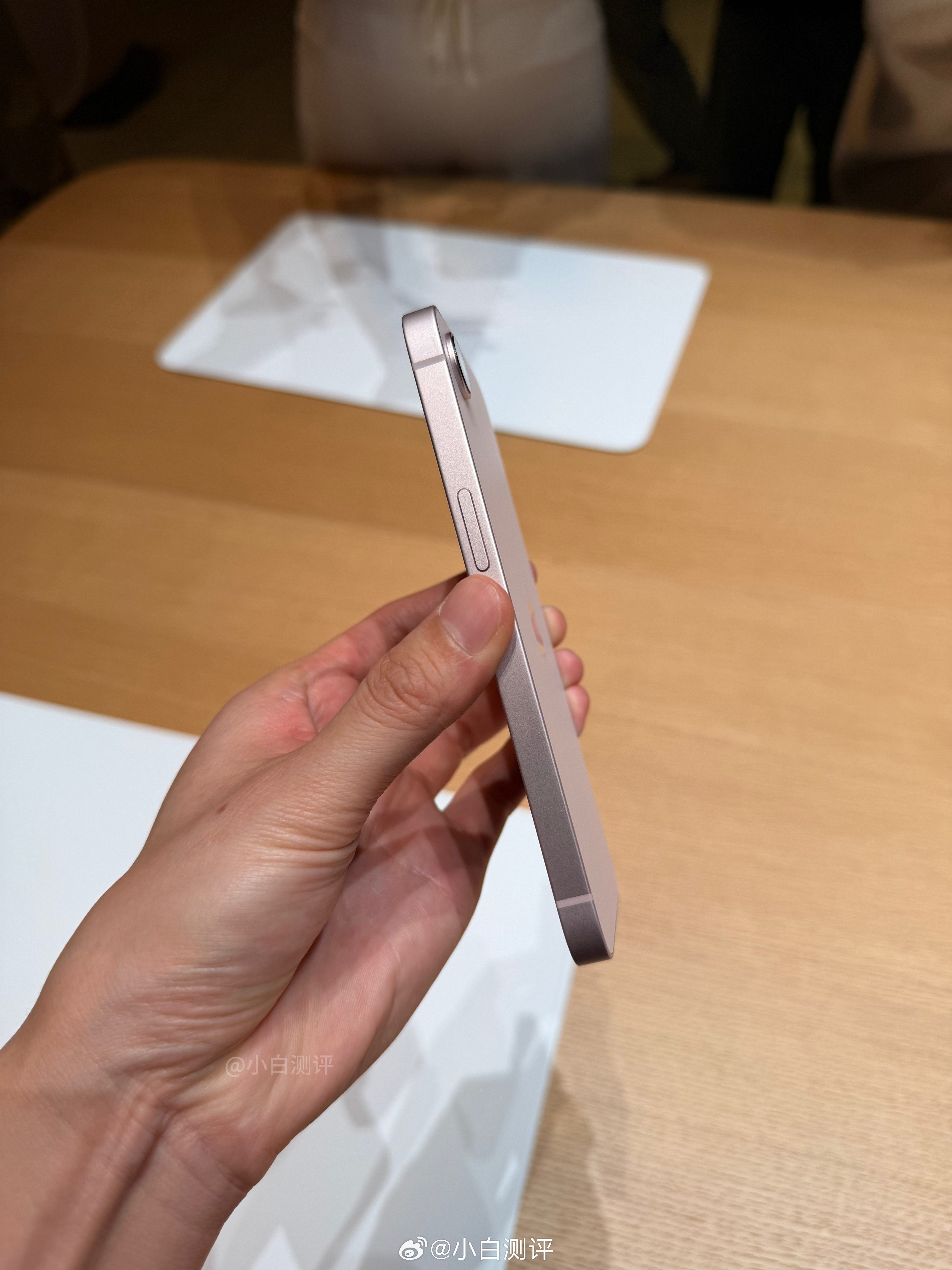 苹果发布会iPhone17e粉色iPhone17e浅粉色真机实拍这个粉色怎么