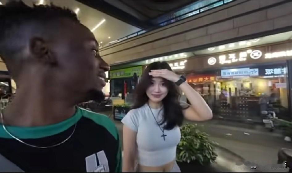 这位女子说出了外国人的心理，他觉得咱们对外国人太过于友好了，又是合影拍照，又是主