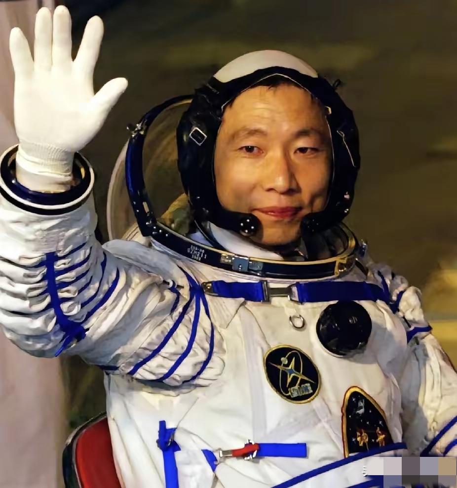 突然有点心疼杨利伟了，因为只有他是一个人孤军奋战，也只有他一个人，扛下了所有