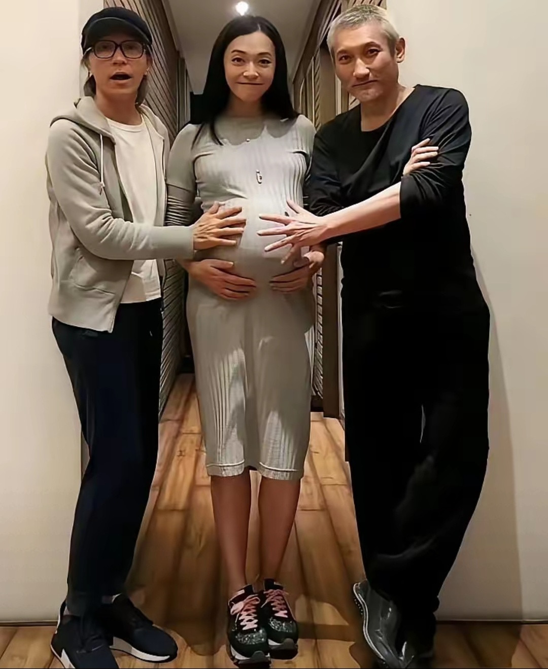 一张老照片看出修养！徐克、周星驰同摸姚晨孕肚，细节被网友扒遍一张多年前的旧合照，到现在依旧被网友反复
