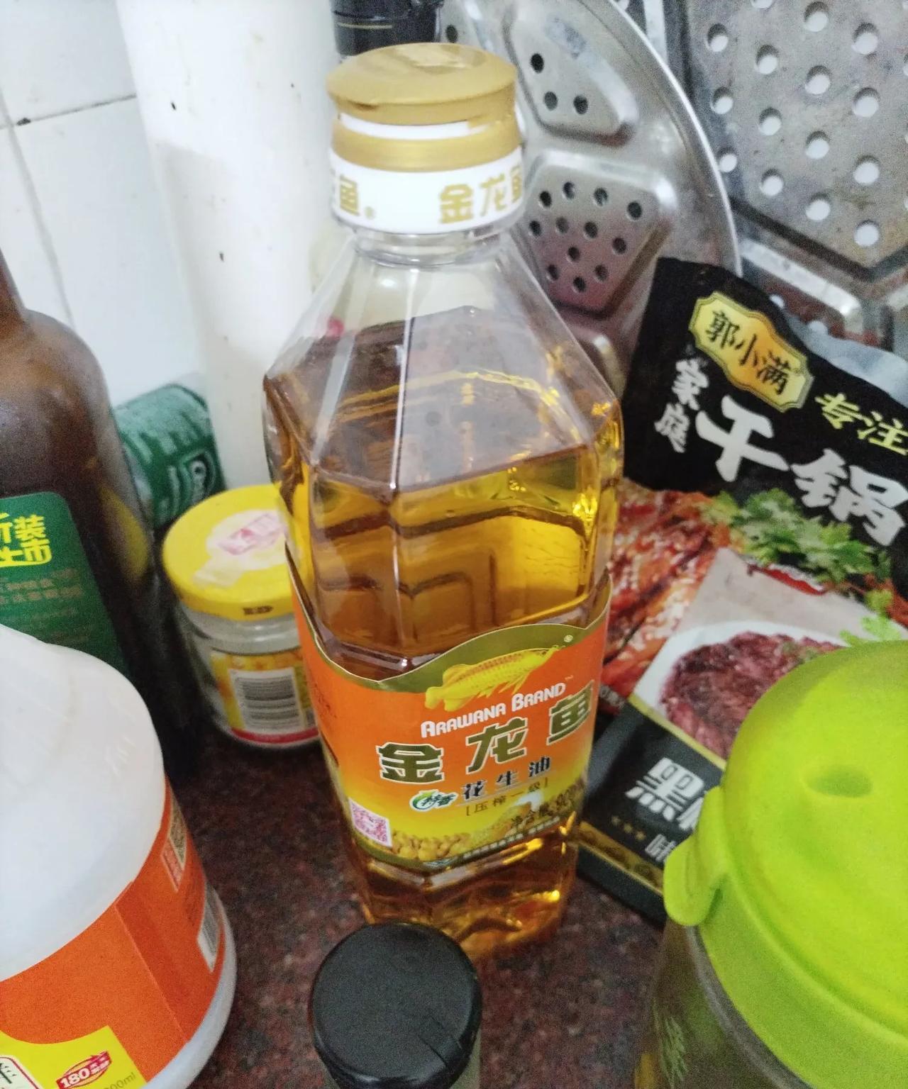 丈夫下班回来上到四楼，我问丈夫：“你不是说这个星期你们发工资吗？到底发了没有？”