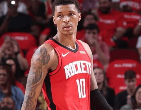 火箭队记Bradeaux更新动态，晒出一则贾巴里的新闻：我知道小贾巴里-史密斯