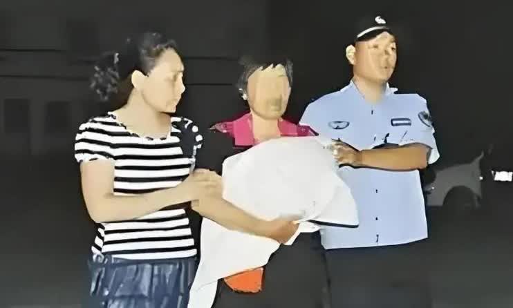 上海外甥带5人上门对舅舅进行殴打，舅妈情急之下随手拿起墙角的一瓶强腐蚀性液体朝着