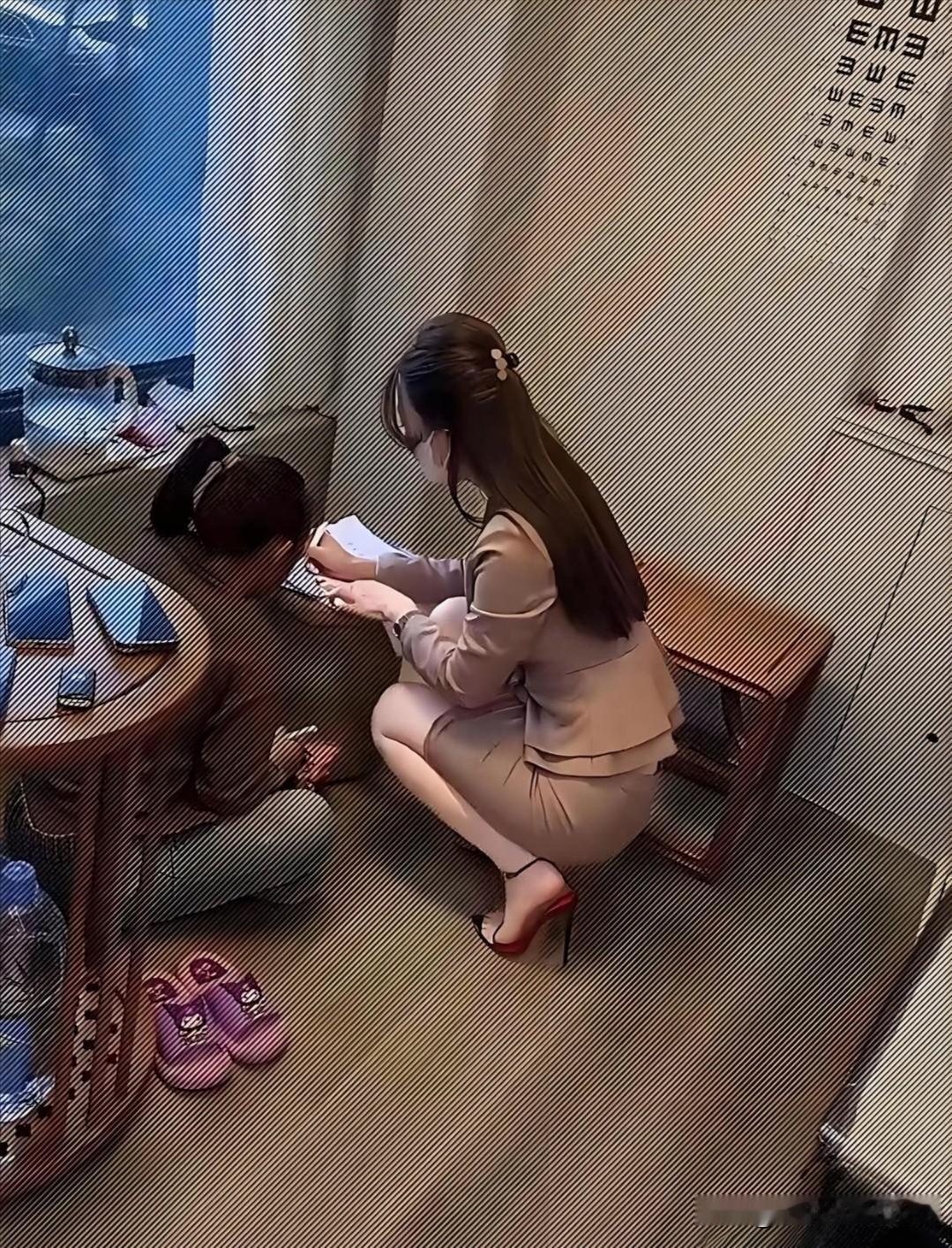 贫穷限制了我的想象力！老板给她上初中的闺女请的“家教”，每小时高达600块！